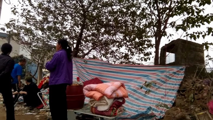 Hà Nội: Bỗng dưng bị rào đường, người dân căng lều, giăng biểu ngữ phản đối